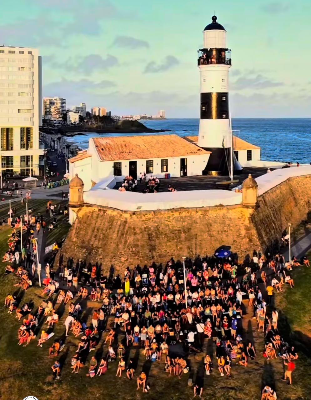 Farol da Barra ganha arquibancada para contemplar pôr do sol