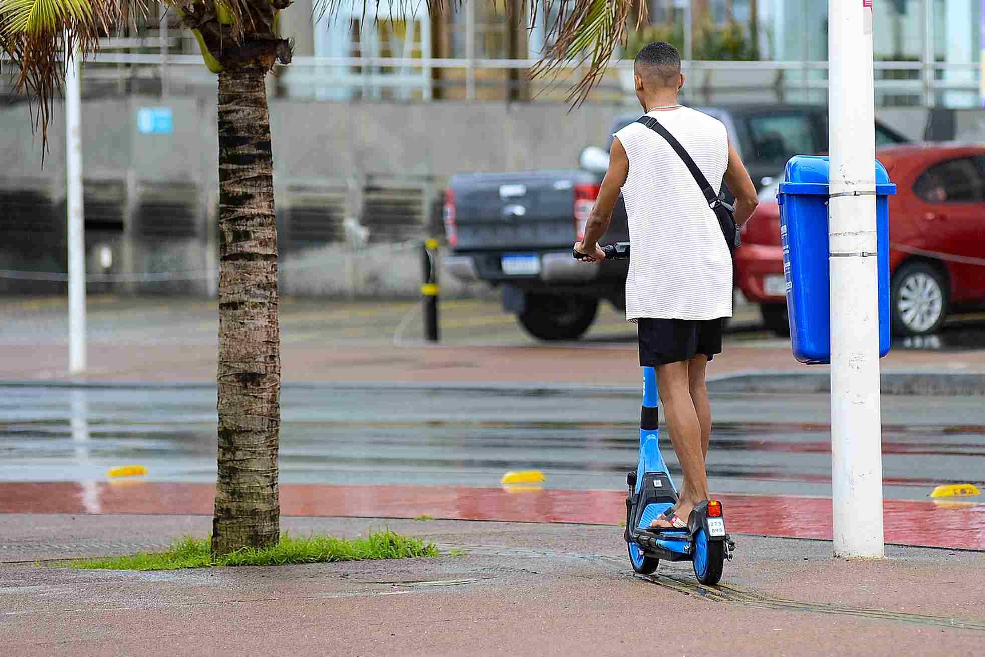 Patinetes elétricos completam um ano de operação regulamentada em Salvador